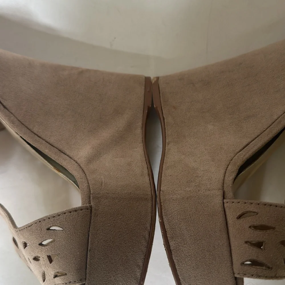 MADDEN GIRL Taupe Faux Suede 5.35” Platform Wedges Pierced T Strap Zip Heel 7